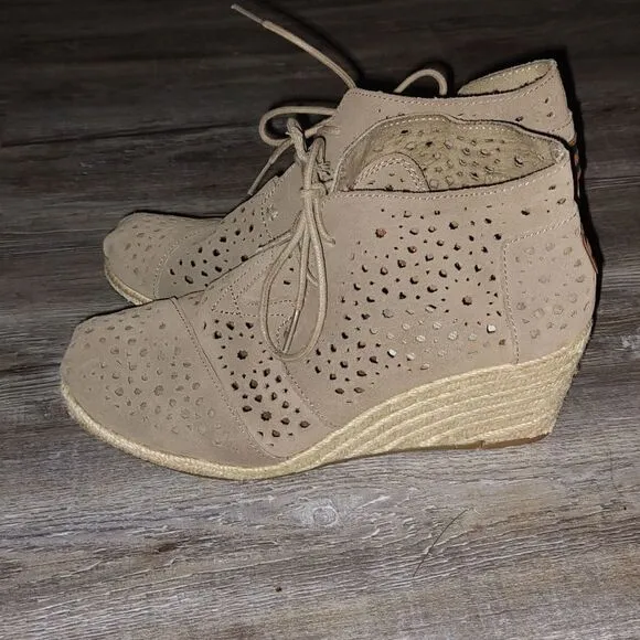 TOMS Womens Tan  Moroccan Cut Out Perforated Desert Wedge Boots  Sz 9