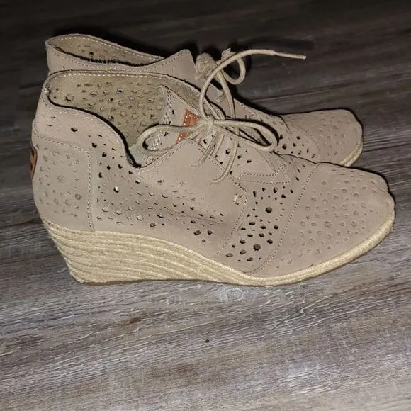 TOMS Womens Tan  Moroccan Cut Out Perforated Desert Wedge Boots  Sz 9