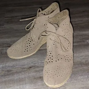 TOMS Womens Tan  Moroccan Cut Out Perforated Desert Wedge Boots  Sz 9