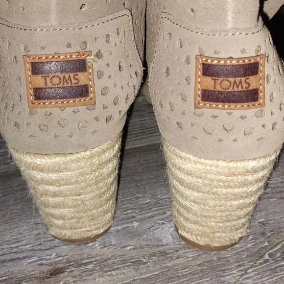 TOMS Womens Tan  Moroccan Cut Out Perforated Desert Wedge Boots  Sz 9