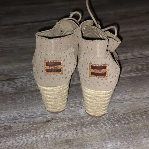 TOMS Womens Tan  Moroccan Cut Out Perforated Desert Wedge Boots  Sz 9