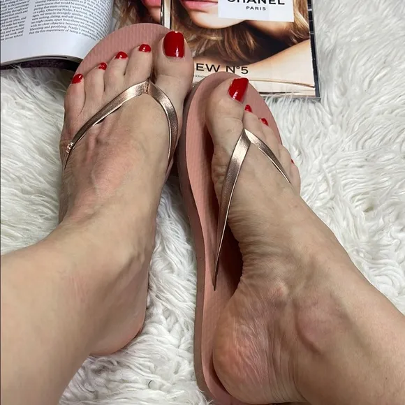 Tory Burch Metallic Leather Flip-Flop Rose Gold/Rose