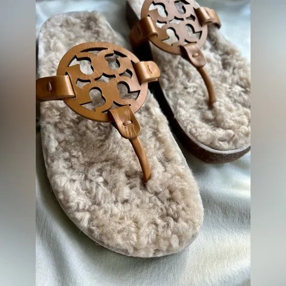 Tory Burch Miller Cloud Shearling Medallion Thong Sandals in Size 8.5 New in Box