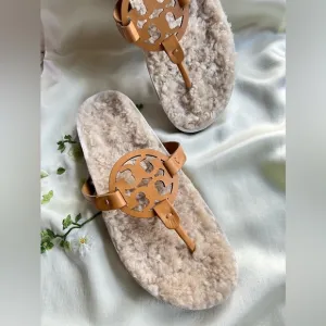 Tory Burch Miller Cloud Shearling Medallion Thong Sandals in Size 8.5 New in Box