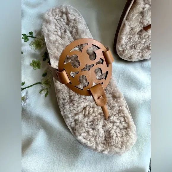 Tory Burch Miller Cloud Shearling Medallion Thong Sandals in Size 8.5 New in Box
