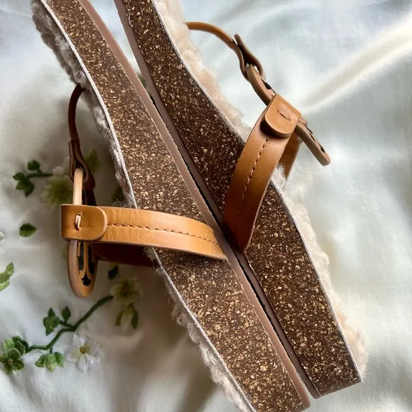 Tory Burch Miller Cloud Shearling Medallion Thong Sandals in Size 8.5 New in Box