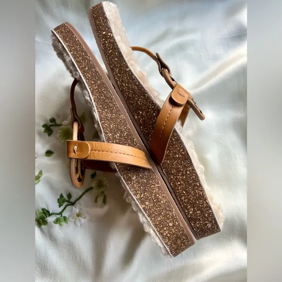 Tory Burch Miller Cloud Shearling Medallion Thong Sandals in Size 9 New in Box