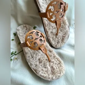 Tory Burch Miller Cloud Shearling Medallion Thong Sandals in Size 9 New in Box