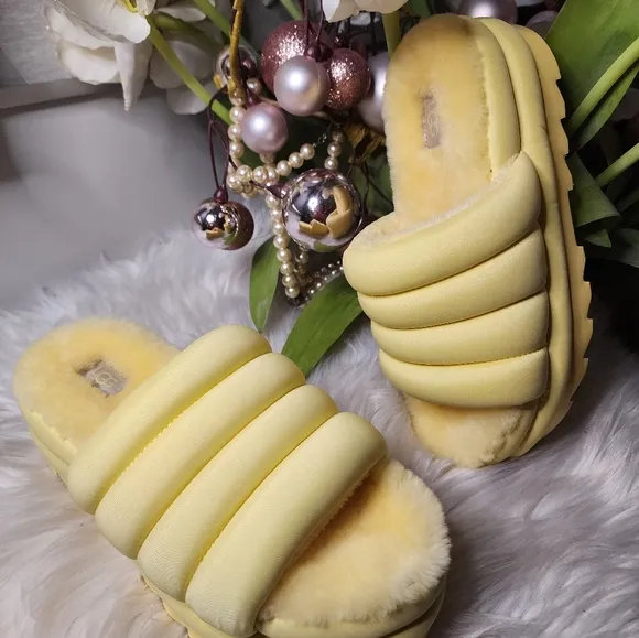 UGG BANANA YELLOW MAXI SHEEPSKIN PLATFORM Women SANDALS size8 new