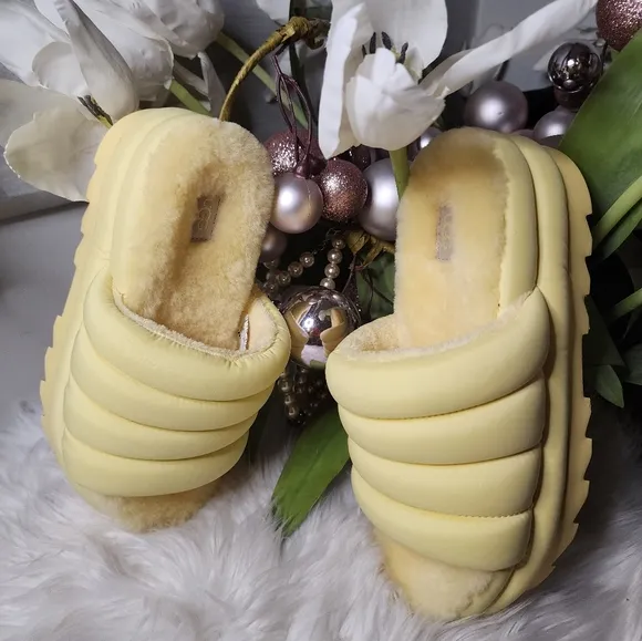 UGG BANANA YELLOW MAXI SHEEPSKIN PLATFORM Women SANDALS size8 new