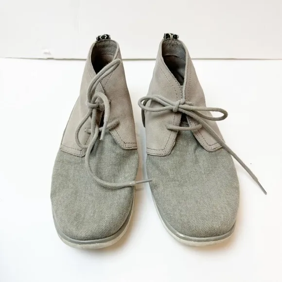 UGG | Freamon Capra Chukka Boot in Seal Gray Hyperweave Suede Leather Canvas
