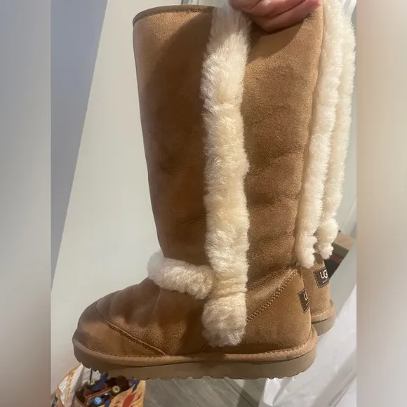 Ugg Sunsparkle Boots Big Kids size 5 Women’s size 7
