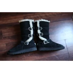 UGG Youth 4 Maddi II Casual Shearling Winter Boots Buckle Black Suede 1102529
