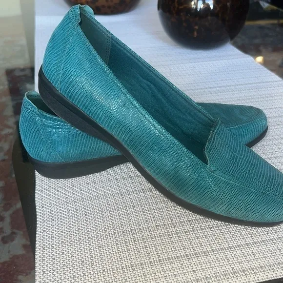 USED BLUE  LEATHER clarks haydn gloss slip on loafers