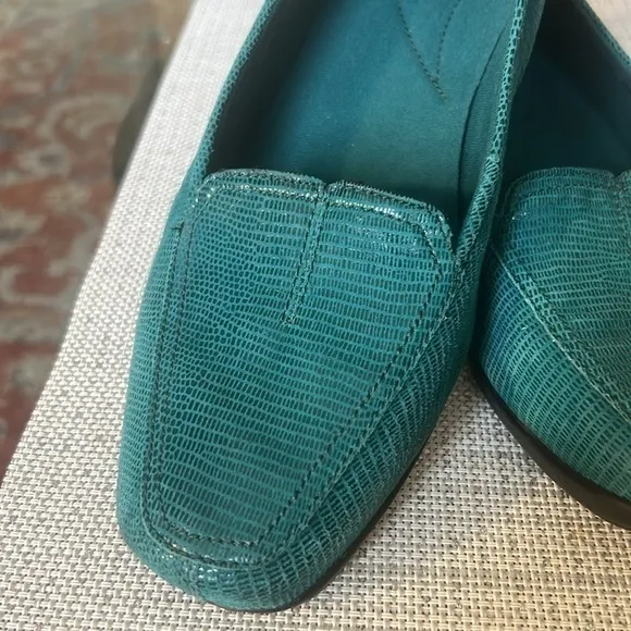 USED BLUE  LEATHER clarks haydn gloss slip on loafers
