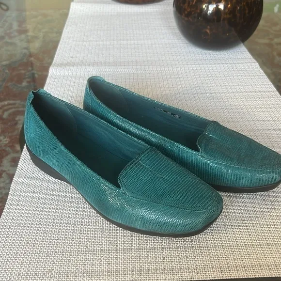 USED BLUE  LEATHER clarks haydn gloss slip on loafers