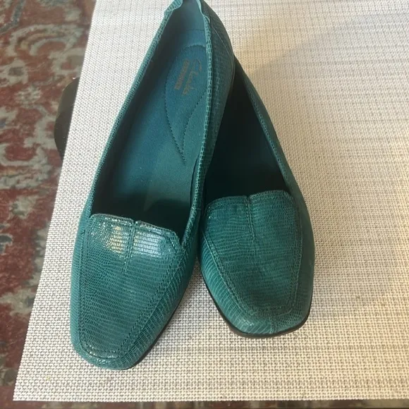 USED BLUE  LEATHER clarks haydn gloss slip on loafers