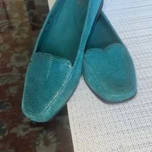 USED BLUE  LEATHER clarks haydn gloss slip on loafers