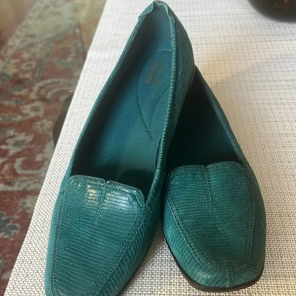 USED BLUE  LEATHER clarks haydn gloss slip on loafers