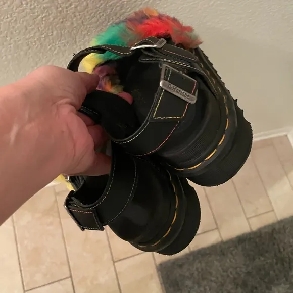 Used Dr. Martens VOSS II FLUFFY FAUX FUR LEATHER STRAP SANDALS Sz 8
