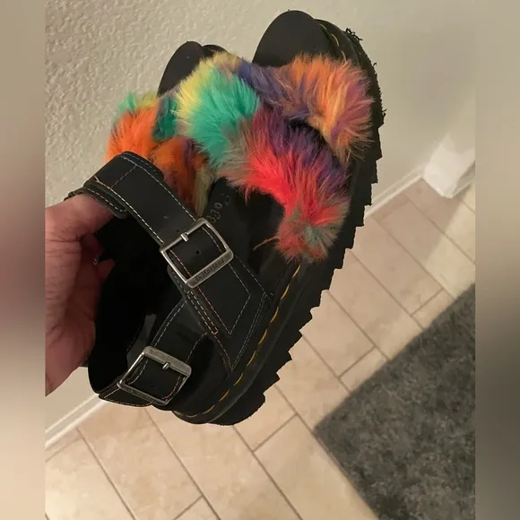 Used Dr. Martens VOSS II FLUFFY FAUX FUR LEATHER STRAP SANDALS Sz 8