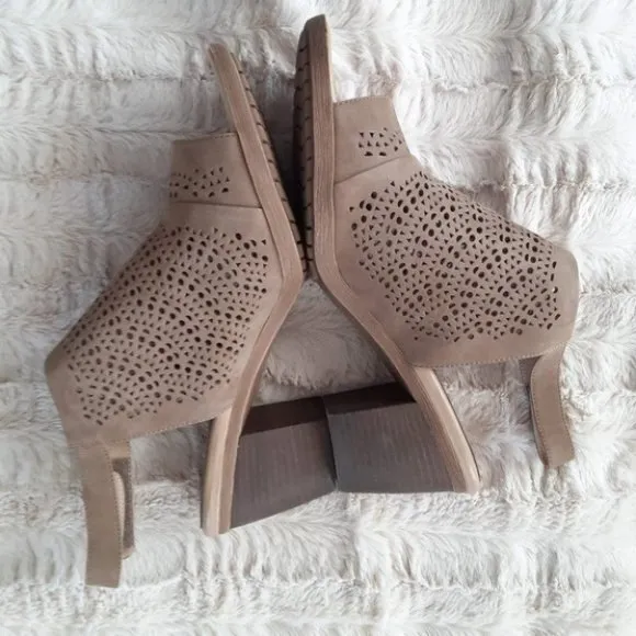 Vaneli Tan Strappy Sandals