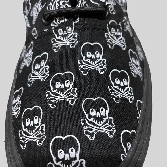 Vans Authentic Black &amp; White Coldhearted Sneakers!  Size 11.5