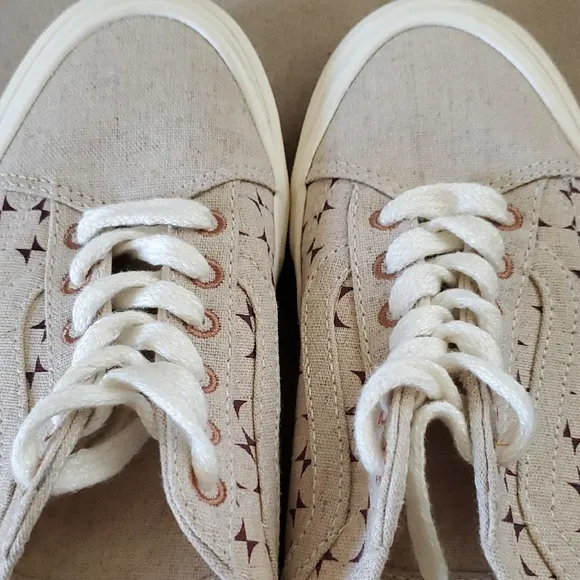 Vans Cream Canvas Sneakers with Star Pattern Sizr 7