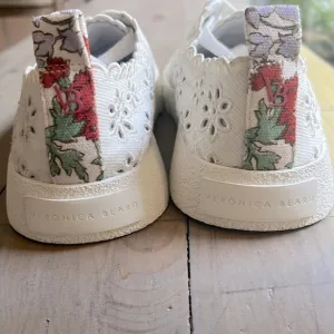 Veronica Beard Paulita Embroidered Perforated Canvas Sneaker Size 5.