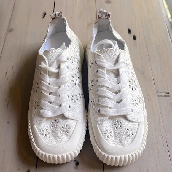Veronica Beard Paulita Embroidered Perforated Canvas Sneaker Size 5.