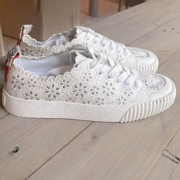 Veronica Beard Paulita Embroidered Perforated Canvas Sneaker Size 5.