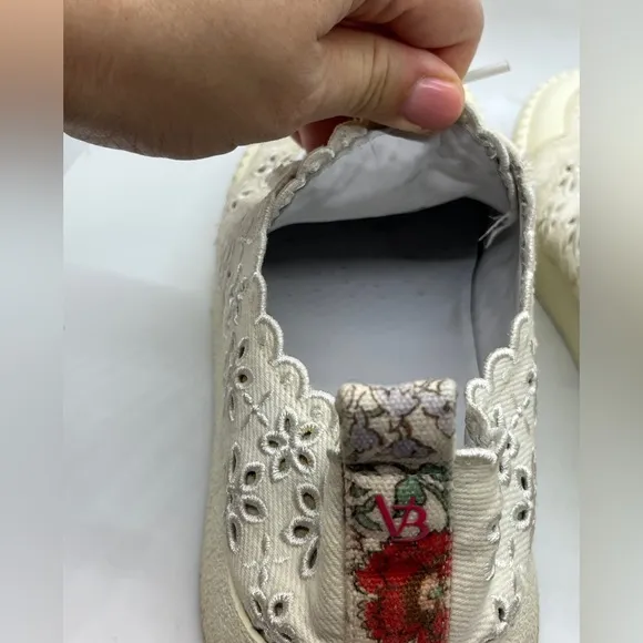 Veronica Beard Paulita Off White Perforated Floral Eyelet Canvas Sneakers Sz 7.5