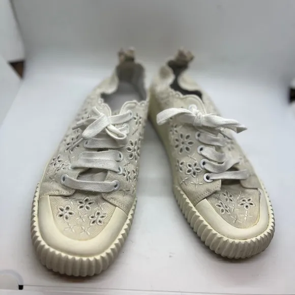 Veronica Beard Paulita Off White Perforated Floral Eyelet Canvas Sneakers Sz 7.5