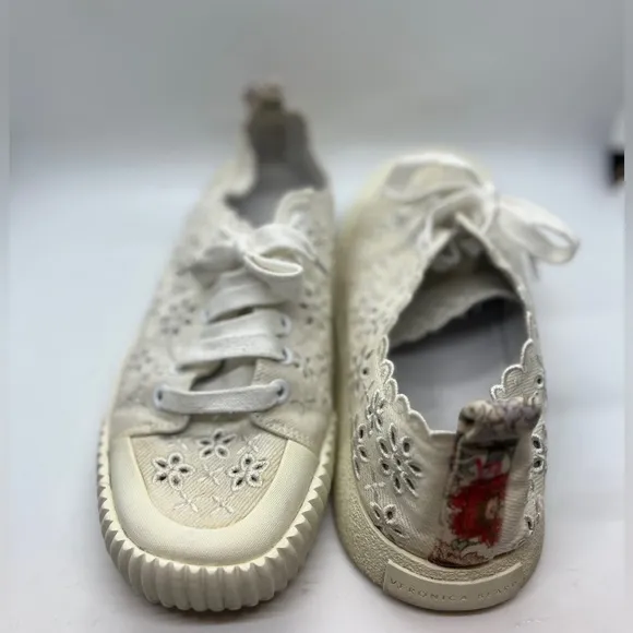 Veronica Beard Paulita Off White Perforated Floral Eyelet Canvas Sneakers Sz 7.5
