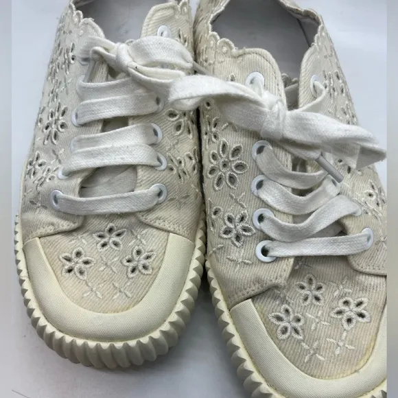 Veronica Beard Paulita Off White Perforated Floral Eyelet Canvas Sneakers Sz 7.5