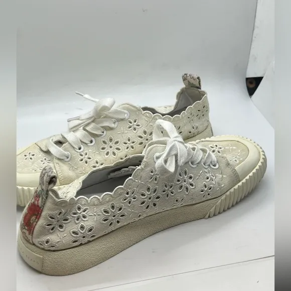 Veronica Beard Paulita Off White Perforated Floral Eyelet Canvas Sneakers Sz 7.5