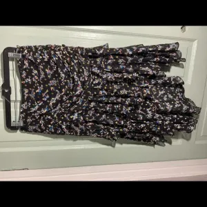 Veronica Beard Silk and Metallic Floral Ruffled Black Midi Skirt Size Small