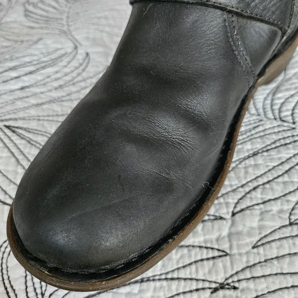 VGUC Ugg Tupelo Black Leather Riding Moto Sheepskin Boots Women 7