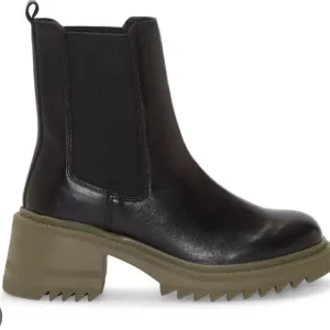 Vince Camuto Anikaaa Boots NEW!