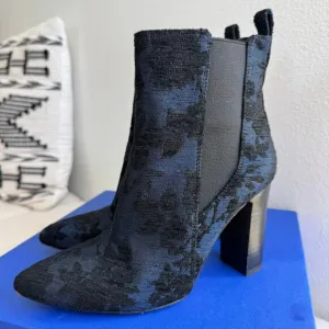 Vince Camuto Britsy Chelsea Floral Brocade Blue Black Ankle Boots Size 7.5