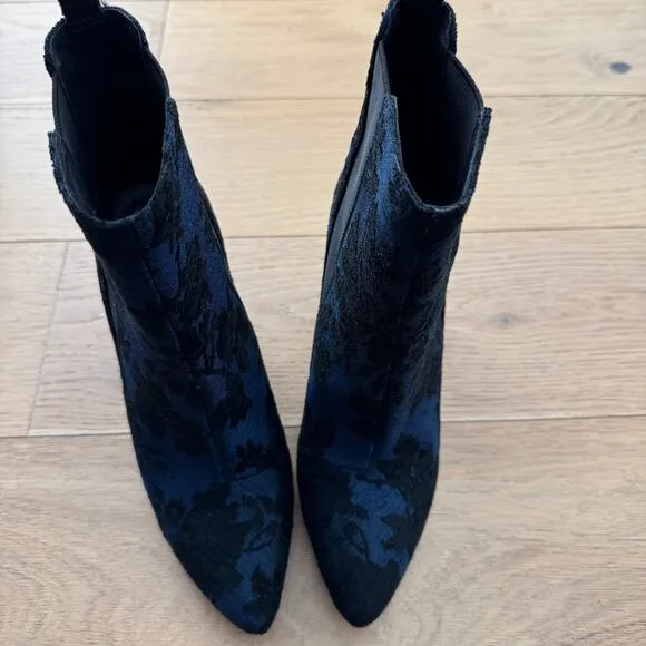 Vince Camuto Britsy Chelsea Floral Brocade Blue Black Ankle Boots Size 7.5