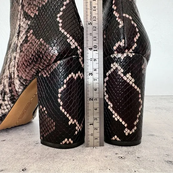 VINCE CAMUTO Dannia Ankle Booties‎ US 7.5 Snakeskin Mauve Leather Casual Mobwife