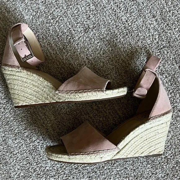 VINCE CAMUTO  Women's Pink Suede Wedges Size 8M! Originally $110! LIKE NEW!