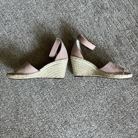 VINCE CAMUTO  Women's Pink Suede Wedges Size 8M! Originally $110! LIKE NEW!