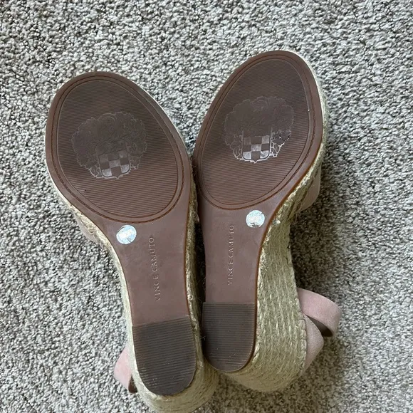 VINCE CAMUTO  Women's Pink Suede Wedges Size 8M! Originally $110! LIKE NEW!