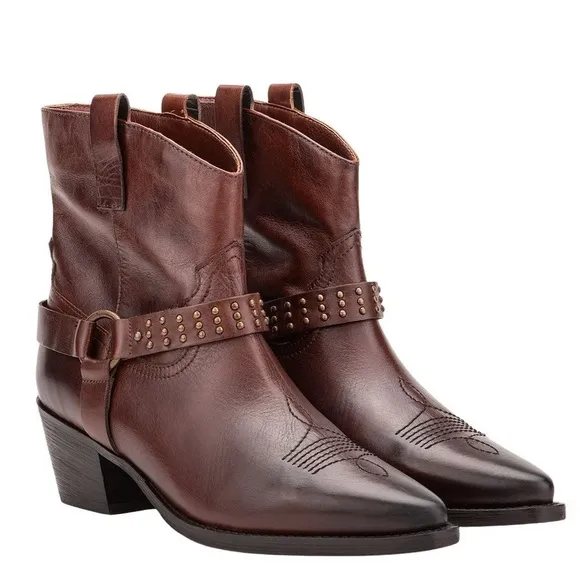 Vintage Foundry Co burgundy,redwood, genuine buttery leather, studs,equestrian❤️