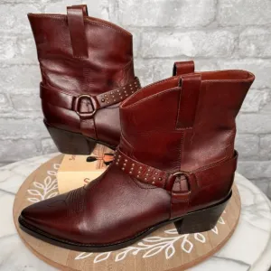 Vintage Foundry Co burgundy,redwood, genuine buttery leather, studs,equestrian❤️