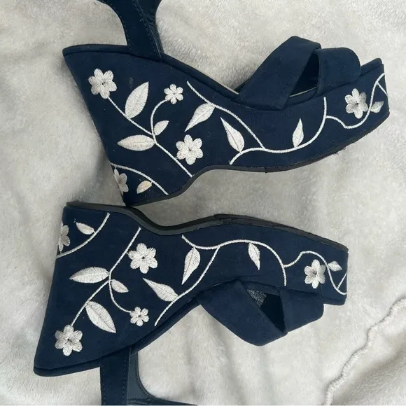 Vintage MIA Y2K navy floral embroidered platform strappy Zoey sandals sz 9 rare