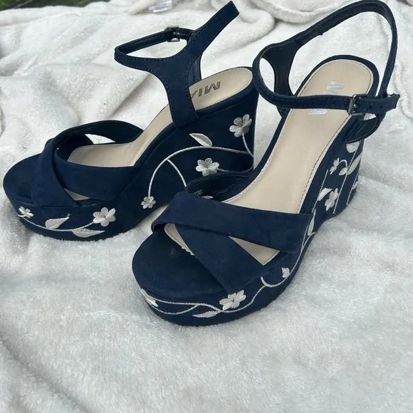 Vintage MIA Y2K navy floral embroidered platform strappy Zoey sandals sz 9 rare