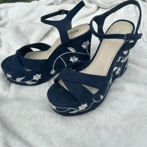 Vintage MIA Y2K navy floral embroidered platform strappy Zoey sandals sz 9 rare
